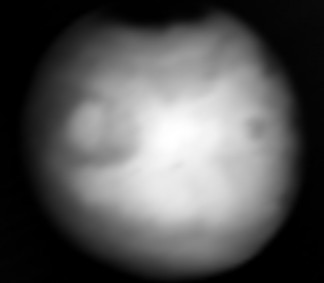 Esta imagen de Marte es una composición de varias imágenes térmicas de Europa Clipper. Las regiones brillantes son relativamente cálidas, con temperaturas de 0 °C. Las zonas más oscuras son más