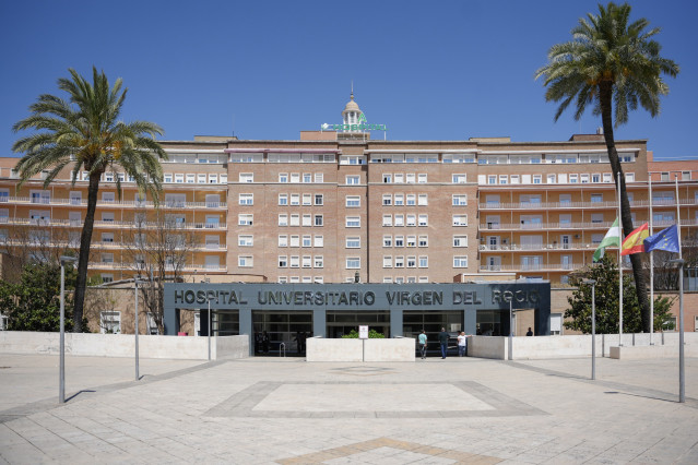 Fachada del Hospital VIrgen del Rocío durante el apagón eléctrico. A 29 de abril de 2025, en Sevilla (Andalucía, España).Un apagón eléctrico ha asolado España, Portugal y parte de Francia a las 12.30h. de la mañana. Sin saber aún las causas concretas del