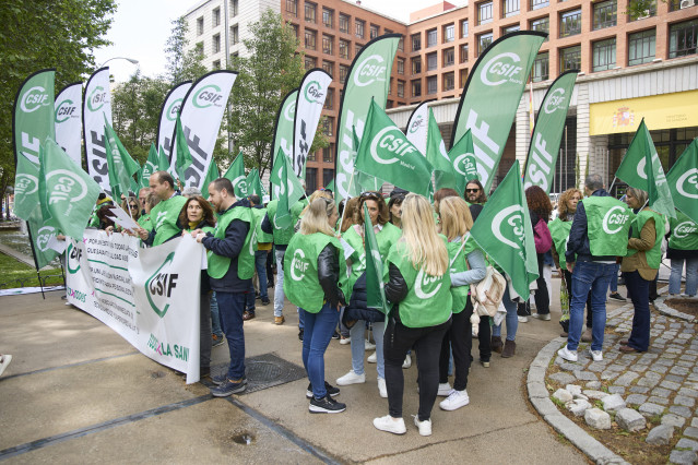 Decenas de personas durante una concentración ante la sede del Ministerio de Sanidad, a 14 de mayo de 2025, en Madrid (España). La manifestación coincide con una reunión entre el Ministerio de Sanidad y sindicatos para negociar la carrera profesional, el