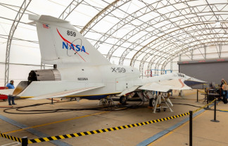 El avión de investigación supersónico silencioso X-59 de la NASA se ve durante las pruebas de sus sistemas de 'pájaro de aluminio' en las instalaciones Skunk Works de Lockheed Martin en Palmdale, 