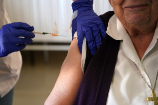 Archivo - Los mayores reciben la vacuna contra la gripe, a 9 de octubre de 2024, en Málaga, Andalucía (España). El 9 de octubre comienza la campaña de vacunación contra la gripe, dirigida a los i