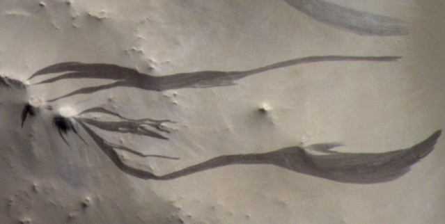 La cámara CaSSIS a bordo del Orbitador de Gases Traza ExoMars de la ESA captura franjas oscuras en forma de dedos que se extienden por la polvorienta superficie de Marte en Arabia Terra.