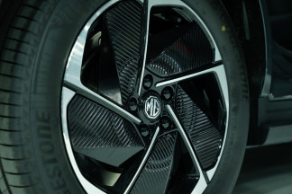 Un neumático del nuevo modelo MG S5 durante su presentación en el Automobile, a 9 de mayo de 2025, en Barcelona, Cataluña (España).