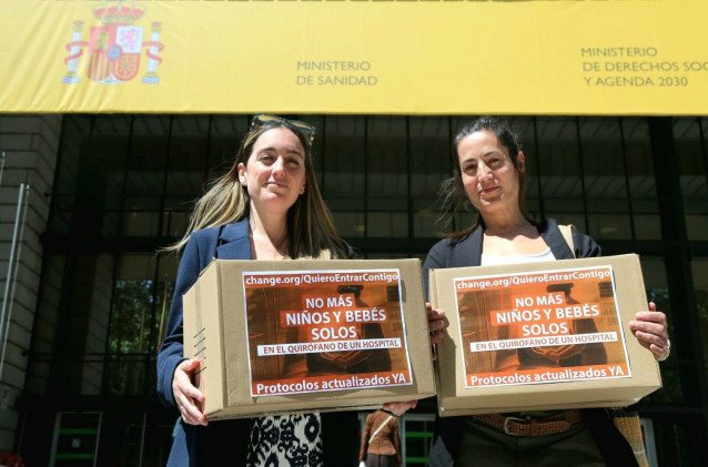 Carla López de Alda y Anna Gual antes de la entrega de firmas para pedir la instauración de un protocolo unificado de acompañamiento a niños en quirófano.
