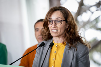 La ministra de Sanidad, Mónica García, interviene durante la celebración en Móstoles de las fiestas del 2 de mayo, a 2 de mayo de 2025, en Móstoles, Madrid (España).