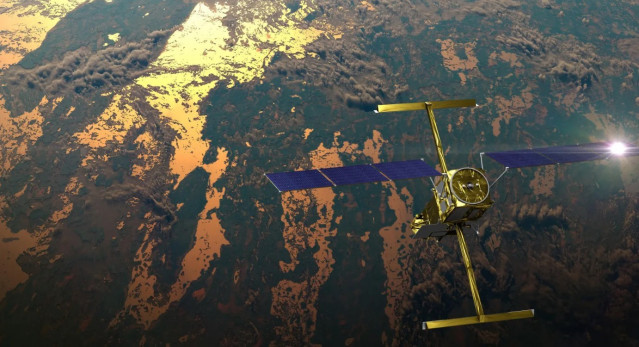 SWOT se representa en órbita en esta representación artística, con la luz del sol reflejándose en uno de sus paneles solares y las dos antenas de su instrumento clave, el Interferómetro de Radar de Banda Ka (KaRIn), extendidas.