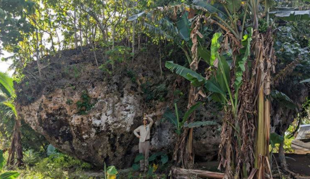 El investigador de la Universidad de Queensland Martin Köhler se encuentra frente a la roca Maka Lahi