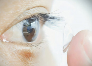 Participante del estudio colocándose lentes de contacto