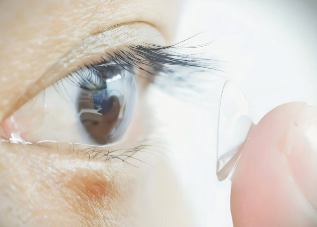 Participante del estudio colocándose lentes de contacto
