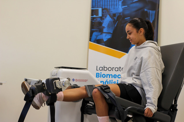 Archivo - Mujer deportista recuperándose de una lesión de ligamento cruzado anterior.