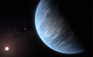 Esta impresión artística muestra cómo podrían lucir el lejano planeta K2-18b, su estrella anfitriona y un planeta acompañante en este sistema.