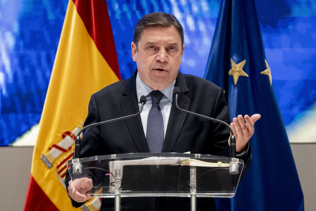Archivo - El ministro de Agricultura, Pesca y Alimentación, Luis Planas, durante una rueda de prensa para informar sobre la aplicación en España de las medidas acordadas en el último Consejo de Ministros de Agricultura de la Unión Europea (UE), en la sede