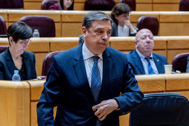 El ministro de Agricultura, Pesca y Alimentación, Luis Planas, durante una sesión de control al Gobierno en el Senado, a 6 de mayo de 2025, en Madrid (España). Tras el apagón de luz que afectó a la Península Ibérica el pasado 28 de mayo, el Gobierno respo