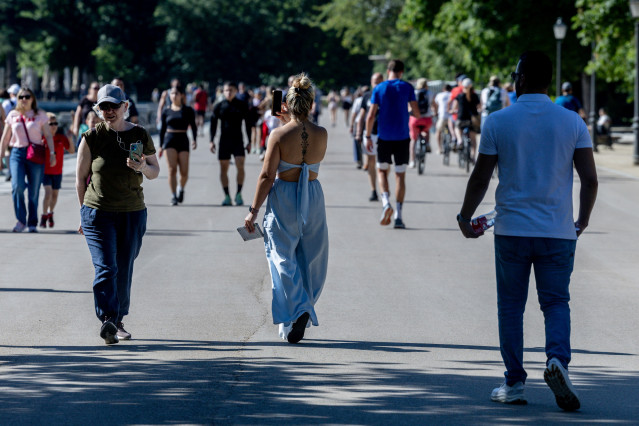 Ciudadanos se refrescan en el parque del Retiro durante la jornada de hoy debido al aumento de las temperaturas, a 27 de mayo de 2025, en Madrid (España). Las temperaturas máximas aumentarán este martes en casi toda la Península hasta un máximo de 36 a 38