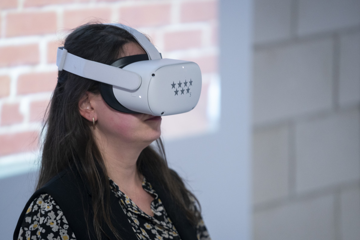 EuropaPress 4858830 mujer simula entrevista trabajo gafas realidad virtual nueva oficina empleo