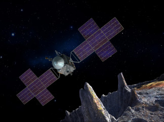 Archivo - Esta ilustración muestra la nave espacial de la misión Psyche de la NASA cerca del objetivo de la misión, el asteroide Psyche, rico en metales.