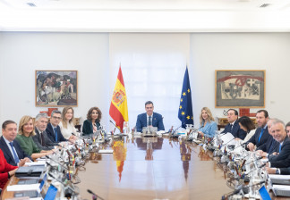 Archivo - El presidente del gobierno, Pedro Sánchez(c), junto a su equipo de ministros, durante una reunión del Consejo de Ministros, en el Palacio de La Moncloa, a 28 de noviembre de 2024, en Madri