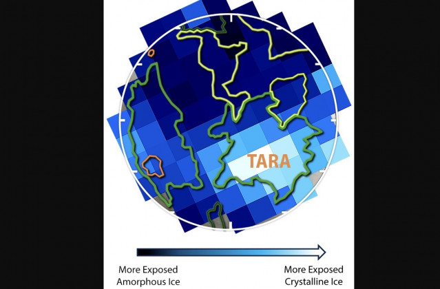 El JWST muestra que el hielo en Europa se está desarrollando a ritmos diferentes en distintos lugares, como en Tara Regio, donde se encuentra hielo cristalino (de colores más claros) tanto en la superficie como debajo de ella.