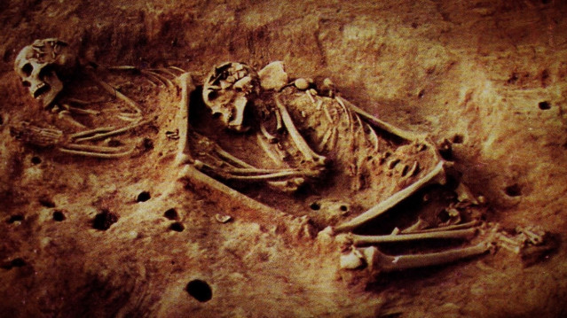 Esqueletos de dos individuos cazadores-recolectores excavados en el sitio arqueológico de Checua (Altiplano de Bogotá).