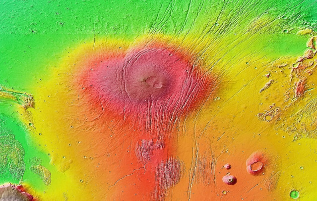 Mapa topográfico del Monte Alba y sus alrededores, capturado por el altímetro láser del Mars Orbiter. El volcán se presenta en tonos que van del rojo al naranja; la plataforma circundante presenta tonos que van del amarillo anaranjado al verde.