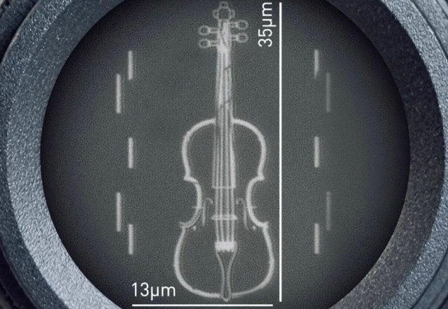 El 'violín más pequeño del mundo' creado por físicos de la Universidad de Loughborough.