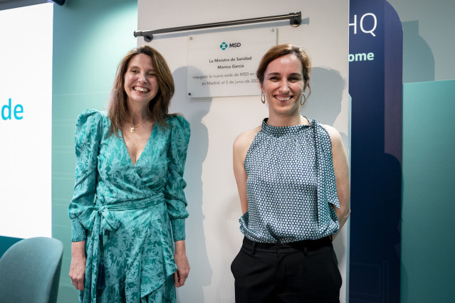 La presidenta de MSD, Ana Argelich (i) y la ministra de Sanidad, Mónica García (d), con la placa de la inauguración de la nueva sede de MSD en España, a 5 de junio de 2025, en Madrid (España). El gigante estadounidense MSD se ha instalado en un cuartel ge