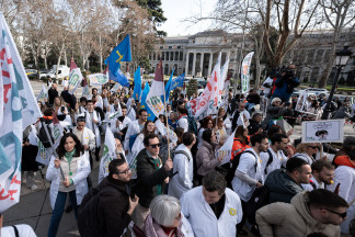 Archivo - Decenas de personas durante una concentración de los sindicatos médicos frente al Ministerio de Sanidad, a 13 de febrero de 2025, en Madrid (España). Los sindicatos médicos de todo el pa