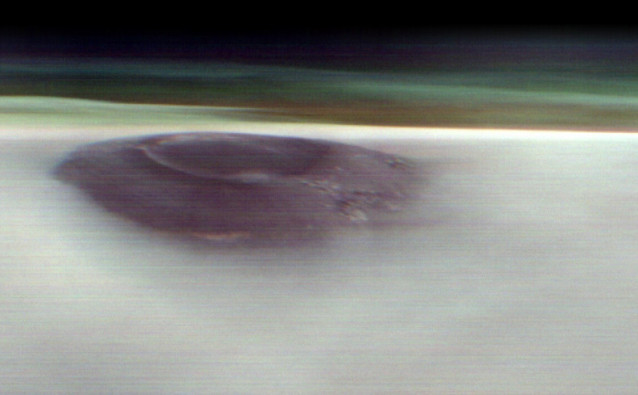 Arsia Mons, un antiguo volcán marciano, fue capturado antes del amanecer del 2 de mayo de 2025 por el orbitador Mars Odyssey 2001 de la NASA.