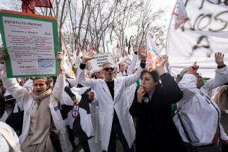 Archivo - Decenas de personas durante una concentración de los sindicatos médicos frente al Ministerio de Sanidad, a 13 de febrero de 2025, en Madrid (España). Los sindicatos médicos de todo el pa