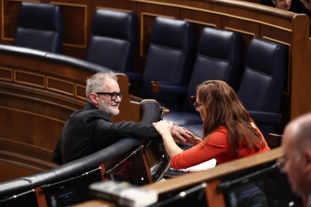 Archivo - El diputado de Sumar Rafael Cofiño y la ministra de Sanidad, Mónica García, durante una sesión plenaria en el Congreso de los Diputados, a 20 de marzo de 2025, en Madrid (España). PP, Vox, Junts y PNV pueden finiquitar la protección del lobo al