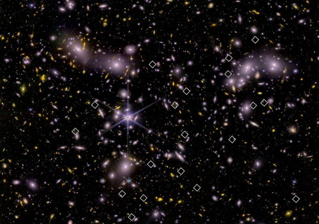 Los diamantes blancos muestran la ubicación de 20 de las 83 galaxias jóvenes, de baja masa y con brotes de formación estelar encontradas en imágenes infrarrojas del cúmulo de galaxias gigantes Abell 2744.