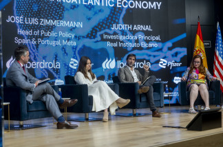 Los ponentes de la mesa redonda sobre Competitividad y Regulación en la economía transatlántica en la jornada de 'Global Trends 2025'.