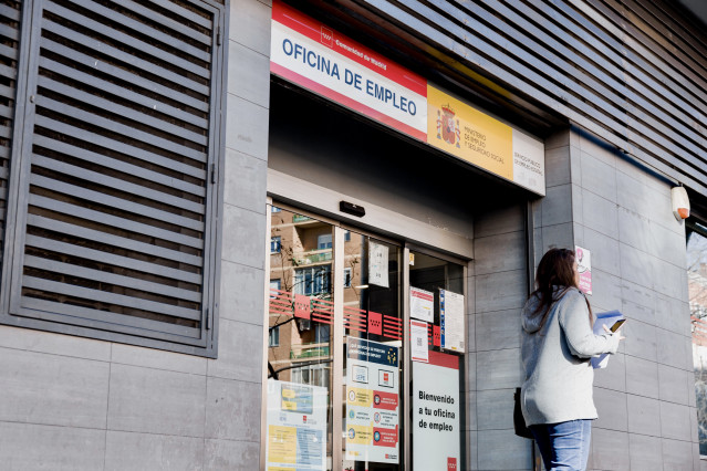 Archivo - Una mujer pasa por una oficina del SEPE, a 4 de febrero de 2025, en Madrid (España).