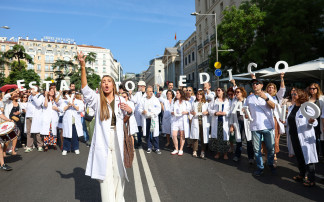 Un grupo de médicos con batas blancas se manifiestan, durante una huelga general convocada por la Confederación Española de Sindicatos Médicos (CESM) y el Sindicato Médico Andaluz (SMA), a 13 de 