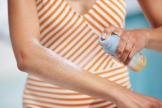 Archivo - Mujer usando protección solar.