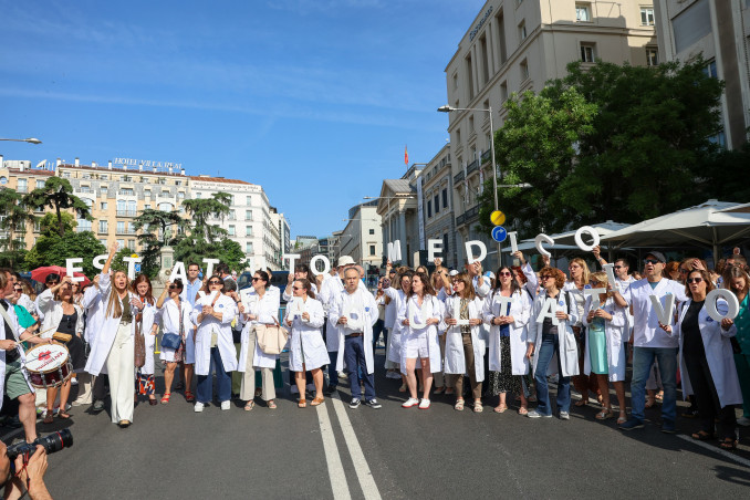 Un grupo de médicos con batas blancas se manifiestan, durante una huelga general convocada por la Confederación Española de Sindicatos Médicos (CESM) y el Sindicato Médico Andaluz (SMA), a 13 de 