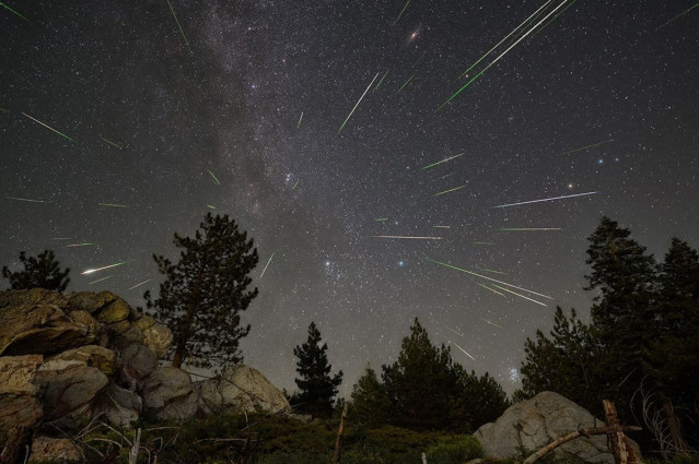 La lluvia de meteoros de las Perseidas alcanza su máximo a mediados de agosto. Meteoros como estos pueden depositar metales en la ionosfera terrestre, lo que contribuye a la creación de estructuras nubosas llamadas capas Esporádicas-E.