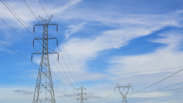 Archivo - Torres y cableado eléctricos.