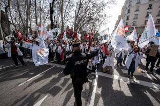 Archivo - Decenas de personas durante una concentración de los sindicatos médicos frente al Ministerio de Sanidad, a 13 de febrero de 2025, en Madrid (España). Los sindicatos médicos de todo el pa