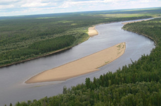 En el río Yelogui, afluente del Yeniséi, en Siberia. Algunos hablantes de la lengua yeniséi, el ket, aún viven en la región. La lengua de los hunos europeos pertenecía a la misma familia lingü