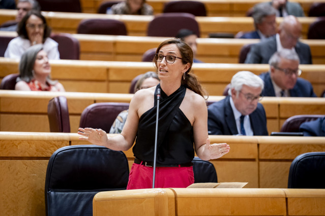 La ministra de Sanidad, Mónica García, interviene durante una sesión de control al Gobierno en el Senado, a 10 de junio de 2025, en Madrid (España). El pleno del Senado aborda la aprobación de actas previas y plantea preguntas sobre transporte, discrimina