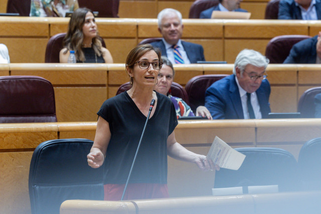 La ministra Sanidad, Mónica García, interviene durante un pleno en el Senado, a 17 de junio de 2025, en Madrid (España). Esta es la primera sesión de control en el Senado a la que se enfrenta el Gobierno de coalición tras la crisis abierta en el PSOE por