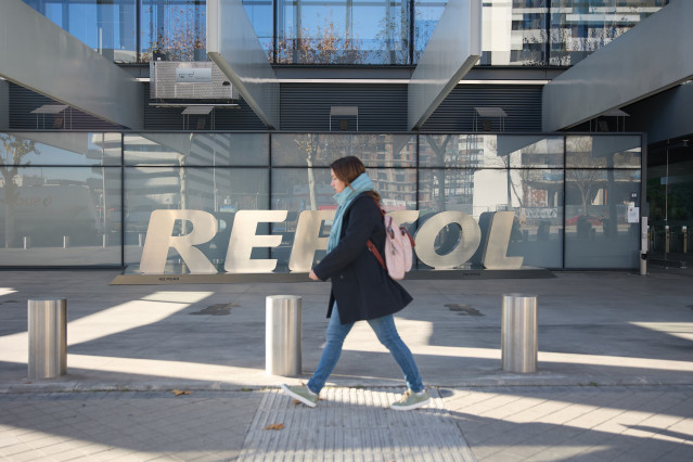 Archivo - Una mujer pasa por delante de la sede de Repsol, a 27 de diciembre de 2023, en Madrid (España).