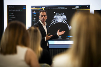 El responsable de Salud y Equipo Médico de Samsung Electronics Iberia, Ricardo Hernández, explicando a la prensa las soluciones de diagnóstico