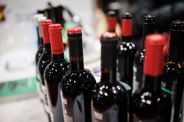 Archivo - Botellas de vino en la inauguración del XXI Salón de los Mejores Vinos de España en el Pabellón 5 de IFEMA Madrid, a 22 de noviembre de 2021, en Madrid, (España). En este salón se presentan cerca de 400 bodegas españolas de todas las zonas produ