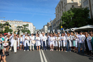 Un grupo de médicos con batas blancas se manifiestan, durante una huelga general convocada por la Confederación Española de Sindicatos Médicos (CESM) y el Sindicato Médico Andaluz (SMA), a 13 de 