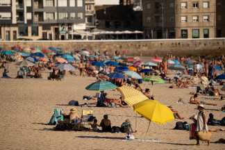 Archivo - Bañistas en la playa, a 8 de octubre de 2023, en Pontevedra, Galicia (España). Todas las provincias gallegas han superado hoy los 30 grados registrando la máxima temperatura en el municip