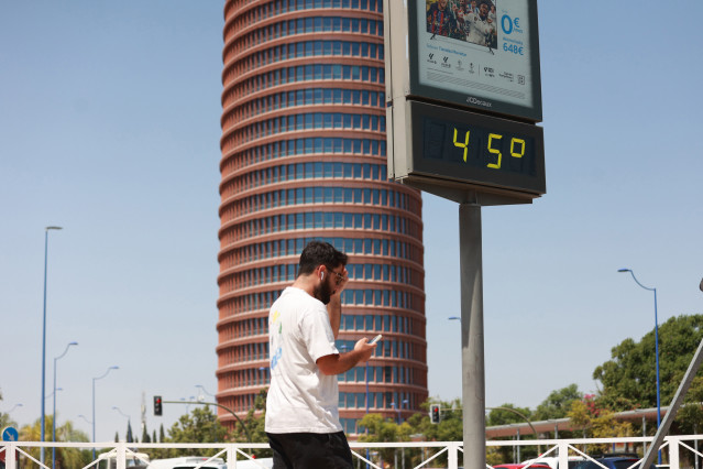 Archivo - Un termómetro junto a la Torre Pelli marca 45 grados, a 24 de agosto en Sevilla (Andalucía, España). La ola de calor acaba este jueves con la llegada de una vaguada que bajará las temperaturas. El fin de semana se esperan lluvias y tormentas que