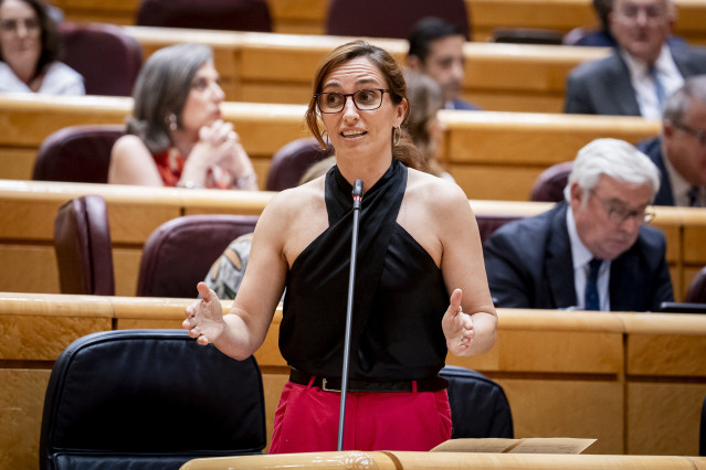 La ministra de Sanidad, Mónica García, interviene durante una sesión de control al Gobierno en el Senado, a 10 de junio de 2025, en Madrid (España). El pleno del Senado aborda la aprobación de actas previas y plantea preguntas sobre transporte, discrimina