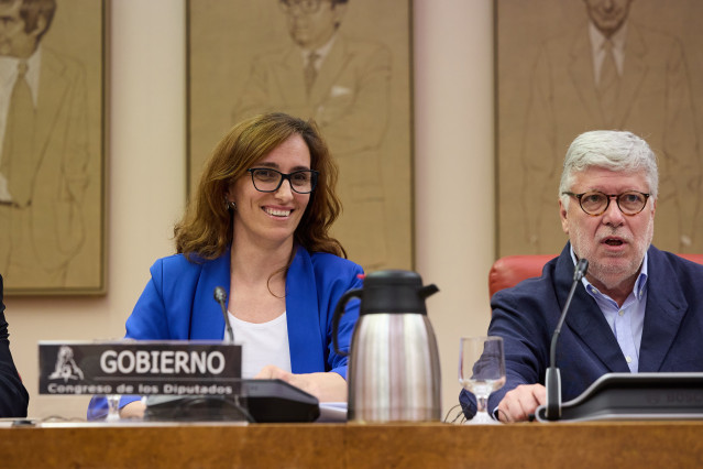 La ministra de Sanidad, Mónica García y el presidente de la Comisión, Agustín Santos, durante la Comisión de Sanidad, en el Congreso de los Diputados, a 24 de junio de 2025, en Madrid (España). La ministra ha comparecido a petición para exponer sus líneas